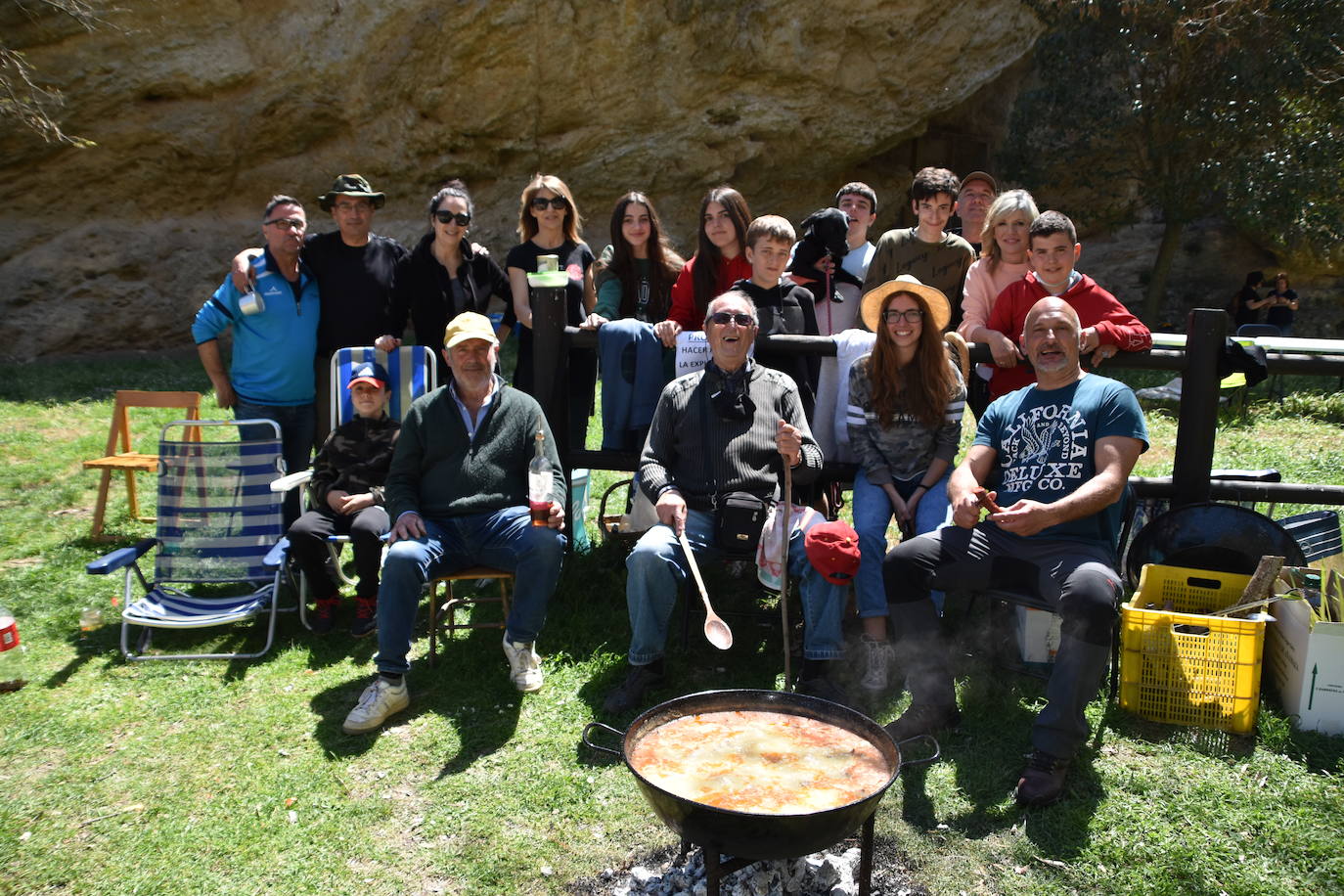 El prado de Clunia de Aguilar se llenó de familias y cuadrillas disfrutando juntos del día.