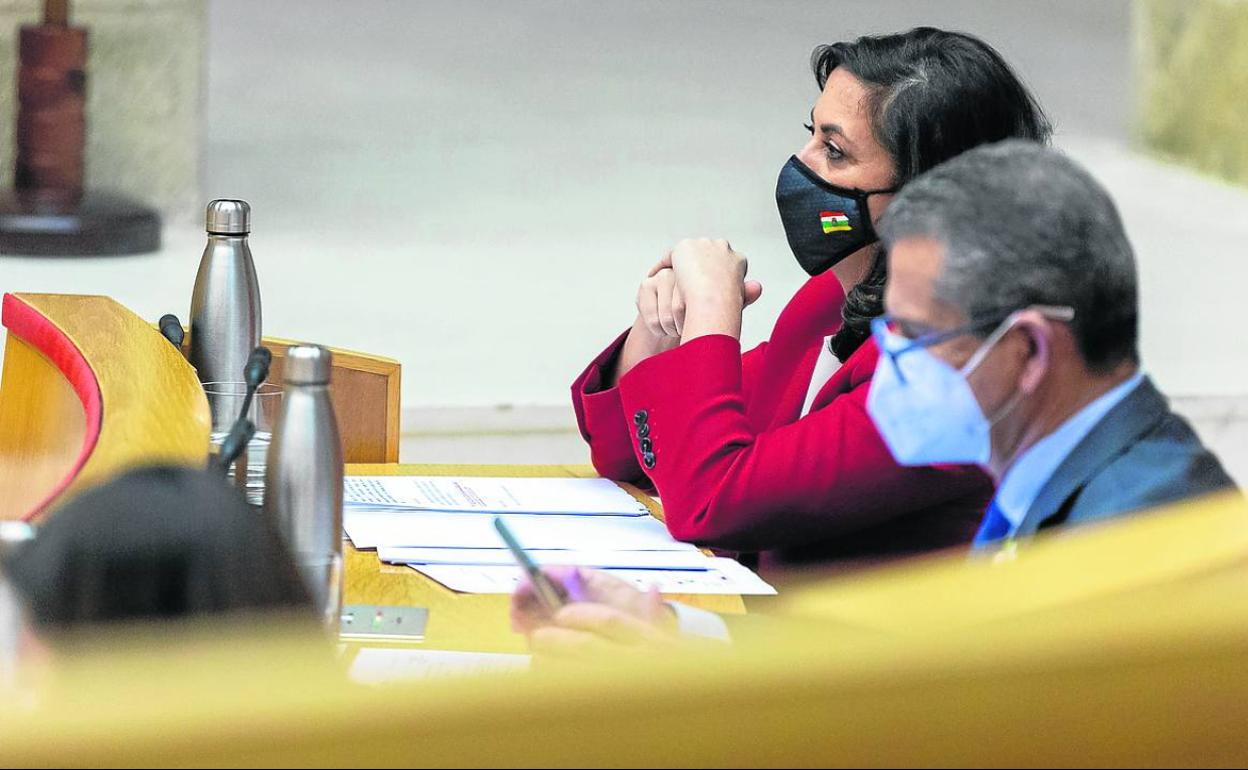 La presidenta del Gobierno riojano, Concha Andreu, junto al consejero de Hacienda, Celso González, en el Parlamento.