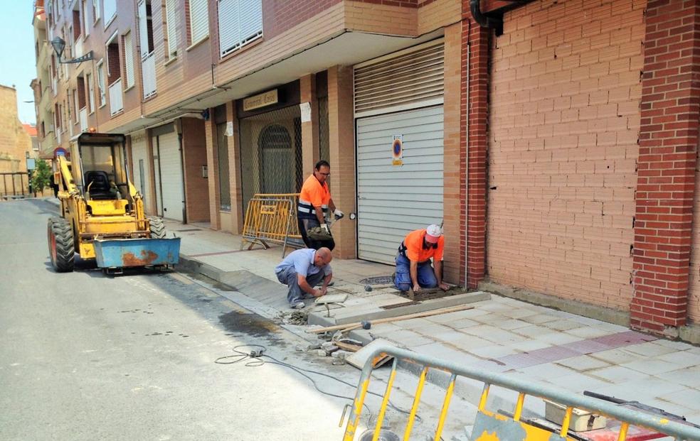 Unos obreros reparan una fuga de agua en la avenida de San Pedro de Lardero durante 2019. 
