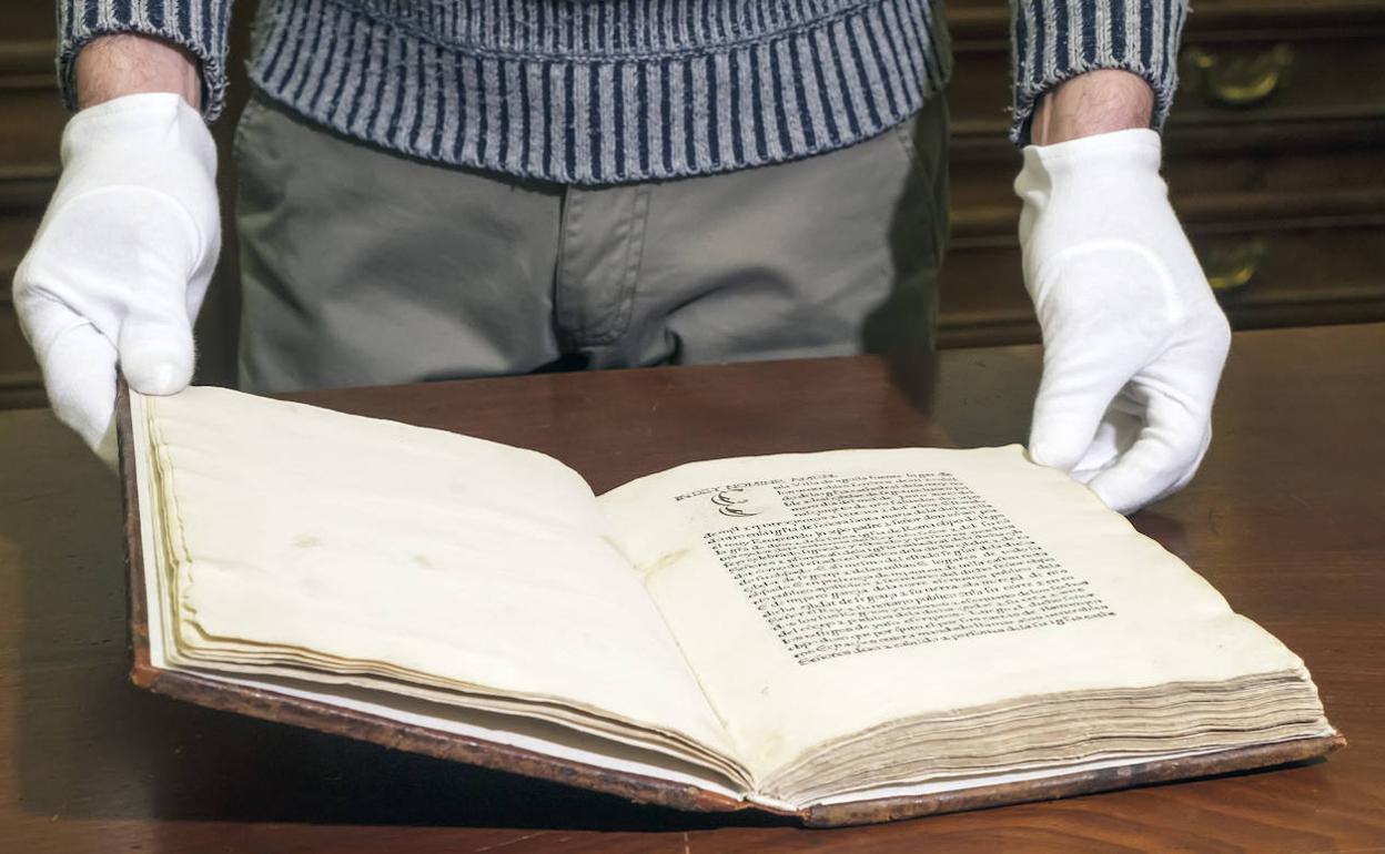 Un operario prepara el 'Sinodal de Aguilafuente' para su traslado desde Segovia a la Biblioteca Nacional en Madrid. 