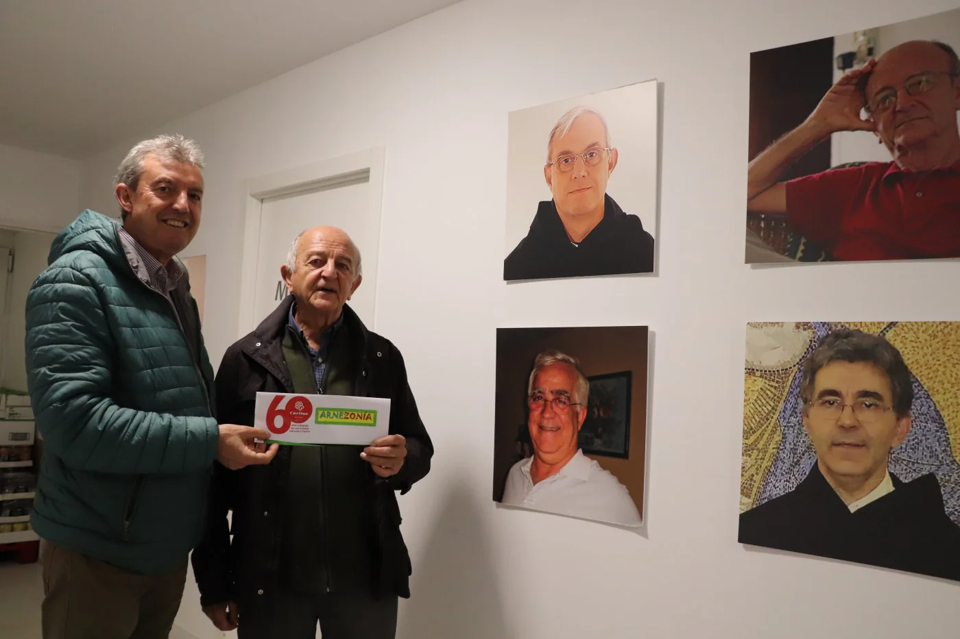 Álvarez y Ruiz, ayer ante el retrato de los misioneros arnedanos. 