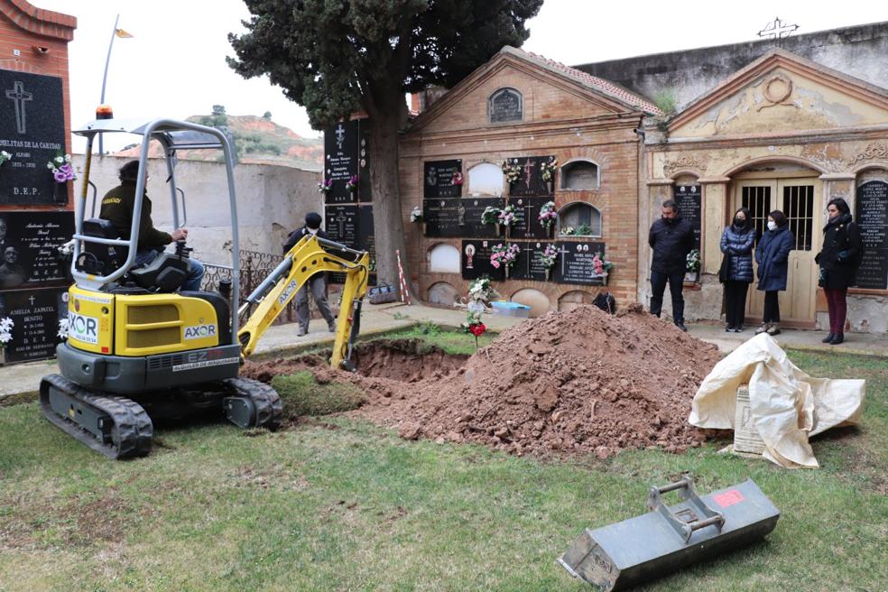 Expertos de la Asociación Aranzadi realizaron ayer la exhumación, bajo la mirada emocionada de las nietas del que fuera alcalde de Castejón. 