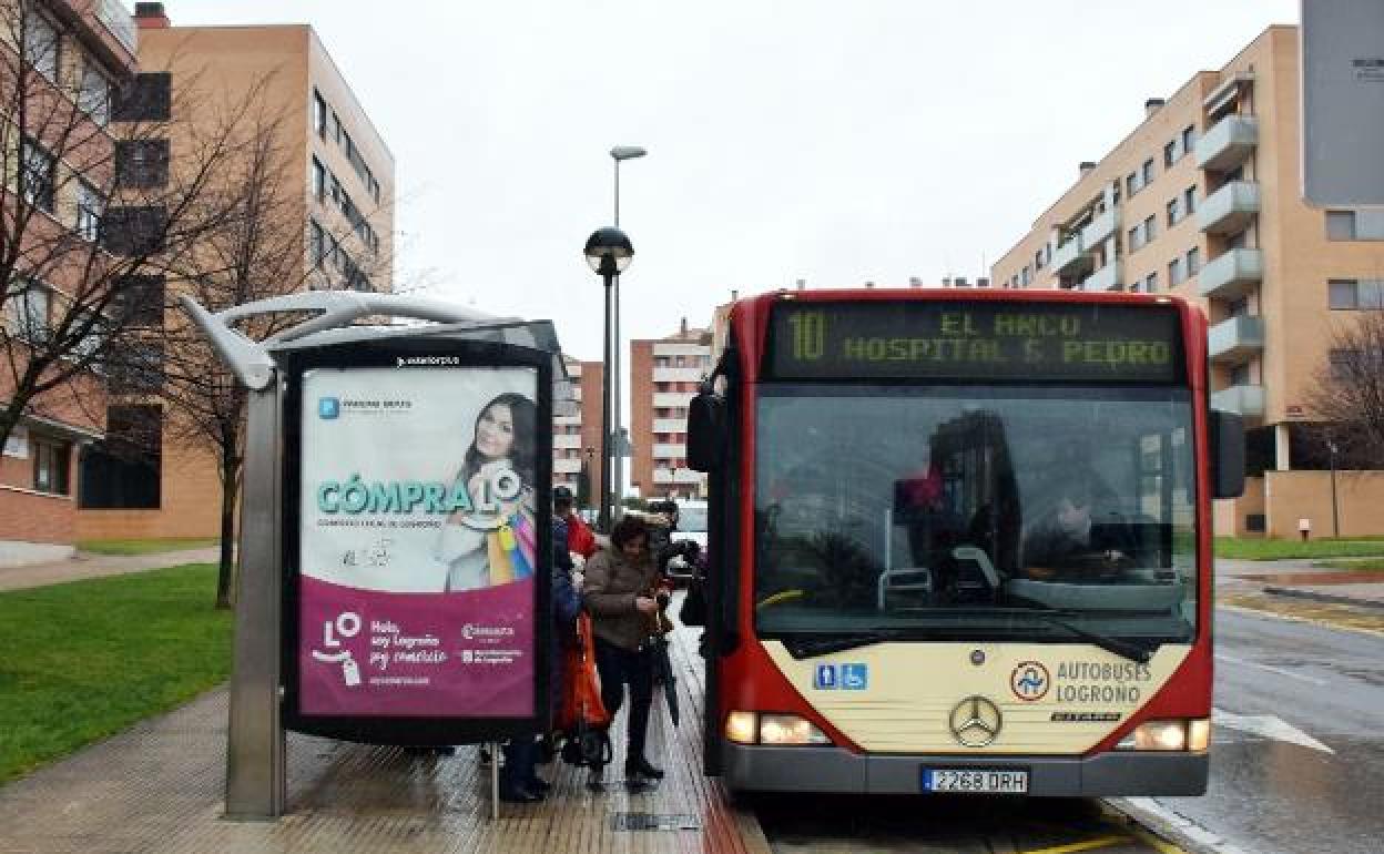 Autobús urbano que hace el recorrido de la línea 10. 