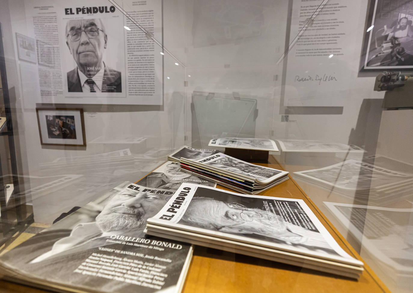 Fotos: Una exposición en la Biblioteca de La Rioja homenajea al poeta y periodista Roberto Iglesias