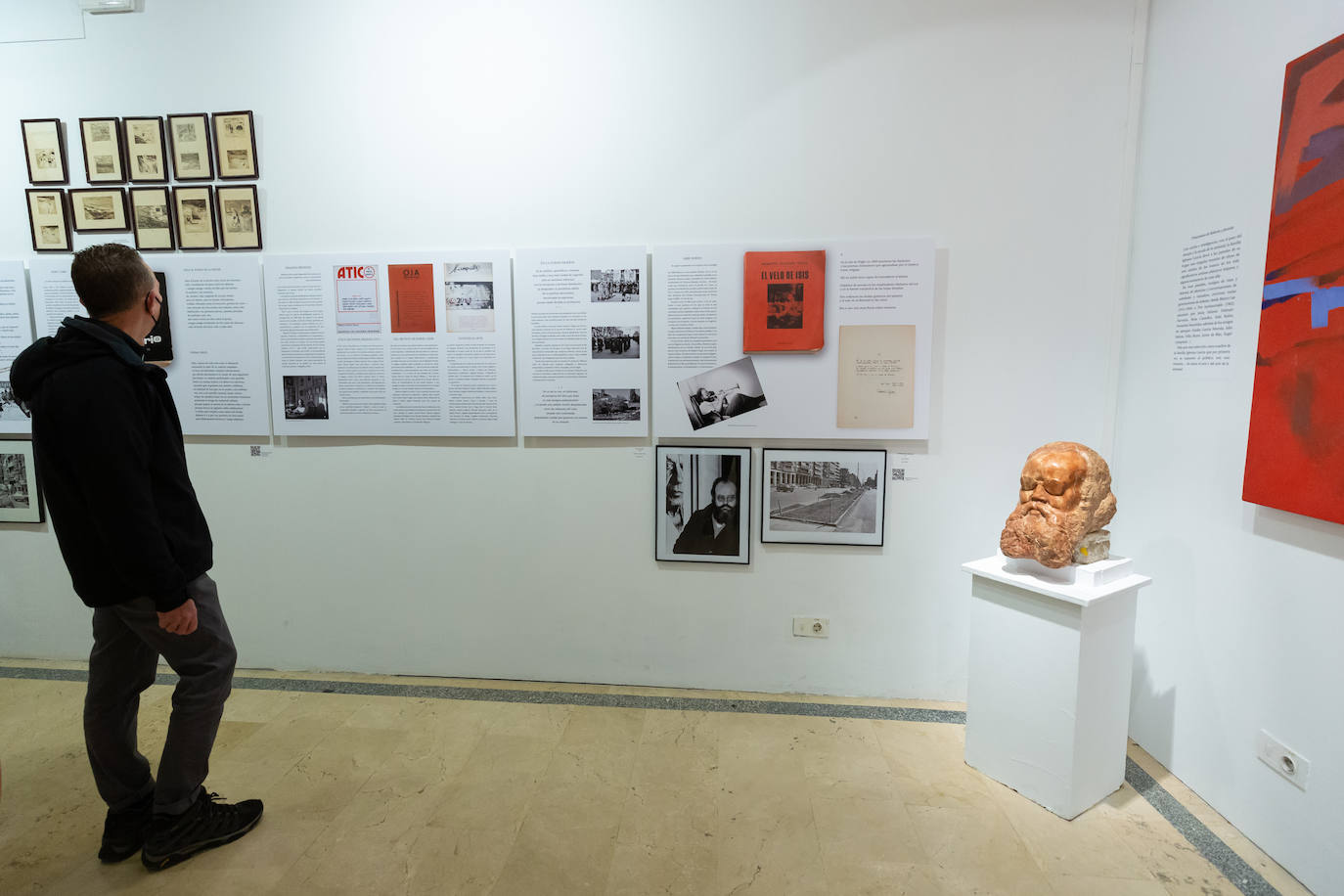 Fotos: Una exposición en la Biblioteca de La Rioja homenajea al poeta y periodista Roberto Iglesias