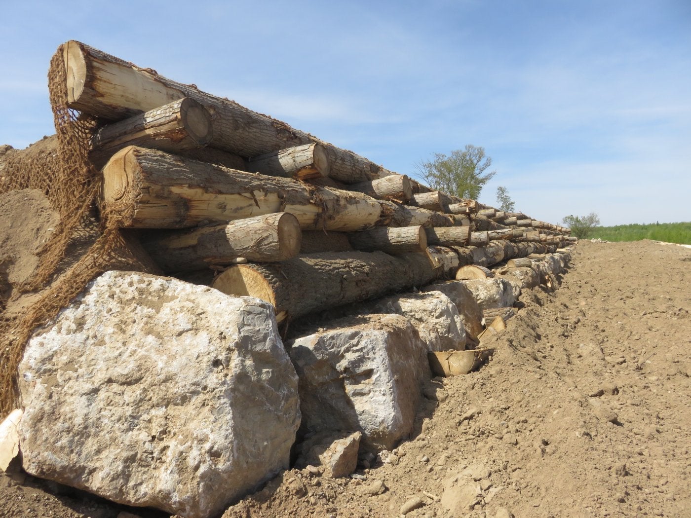 El muro Krainer de El Estajao forma una primera barrera de madera para proteger la defensa de la erosión y del impacto de la crecida. 