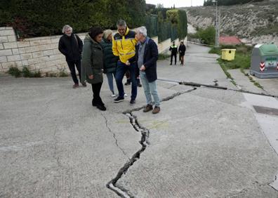 Imagen secundaria 1 - La presidenta Cocnha Andreu ha acudido al lugar para interesarse por la situación que se está viviendo en la zona y por los vecinos afectados. 