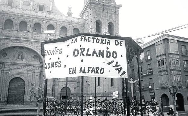 La pancarta colocada en mayo de 1998 por los trabajadores en el kiosko de la plaza de España para demandar a los partidos políticos 'soluciones'.