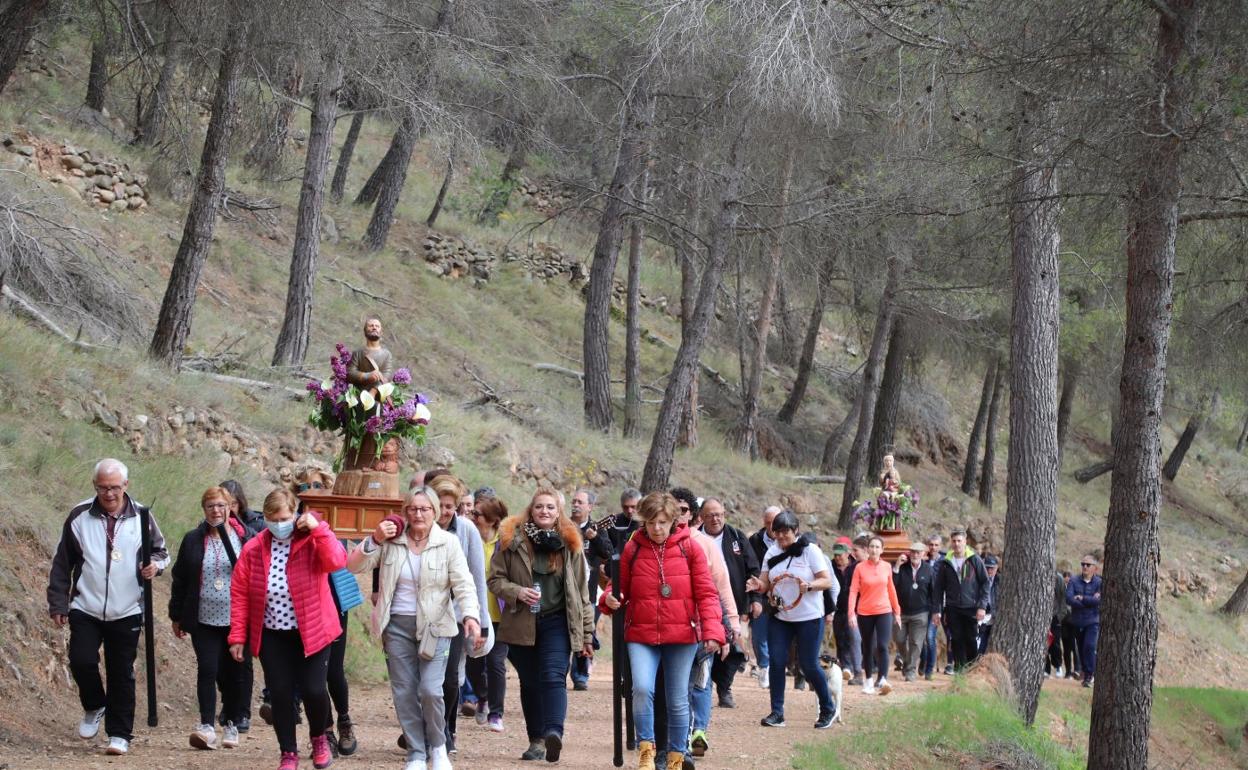 La romería con las dos imágenes transcurrió por el espectacular paraje del Pinar de Vico. 