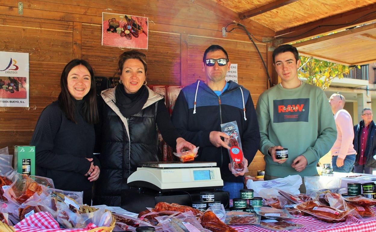 A la izquierda, Alicia, Irene, Martín y Samuel Ochagavía, de Embutidos del Bueyo. Y a la derecha, las responsables de los puestos de encurtidos y pescado de Rafael González. 