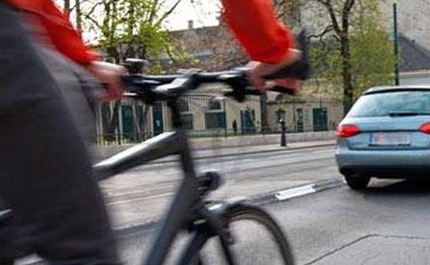 ¿Conoces la nueva norma para adelantar a los ciclistas en carretera?