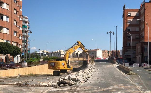 El derribo del murete lateral que daba acceso al túnel ha comenzado este lunes. 