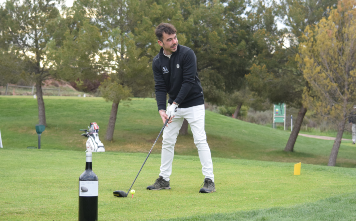 Un jugador, a punto de lanzar la bola en el tornedo del domingo en El Campo de Logroño. 