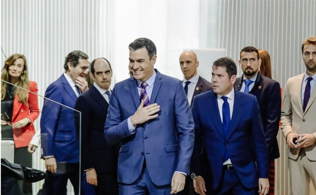 El presidente del Gobierno, Pedro Sánchez (i) y el presidente de Cepyme y vicepresidente de la CEOE, Gerardo Cuerva, a su llegada a la entrega de la VIII Edición de los Premios Cepyme en el Auditorio de Banco Santander, a 25 de abril de 2022, en Madrid (España) 