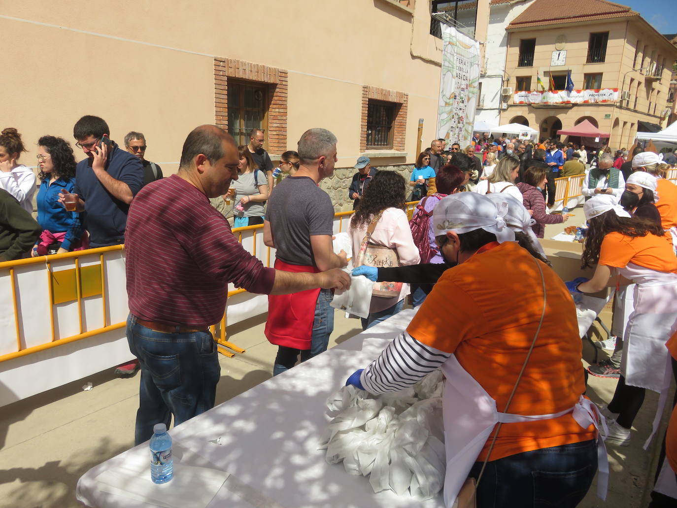 Fotos: Herce reparte 1.300 raciones en la Feria de la Cebolla Asada