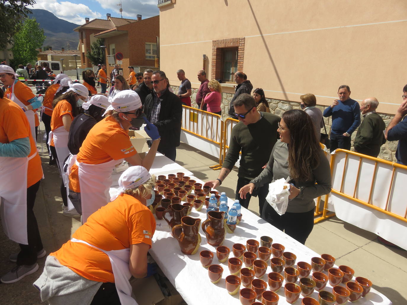 Fotos: Herce reparte 1.300 raciones en la Feria de la Cebolla Asada