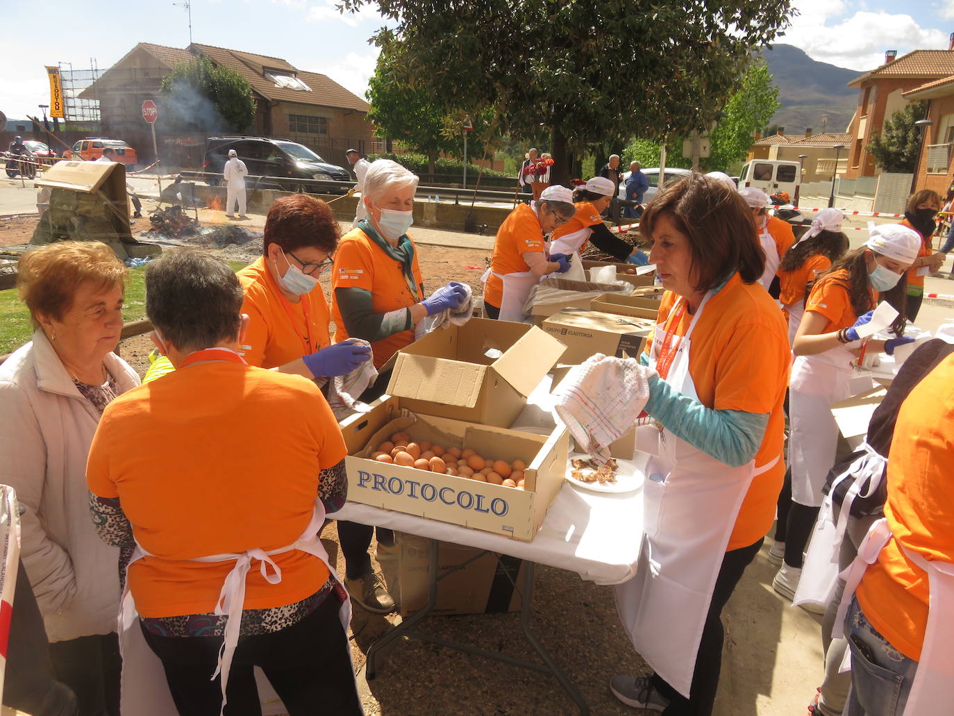 Fotos: Herce reparte 1.300 raciones en la Feria de la Cebolla Asada