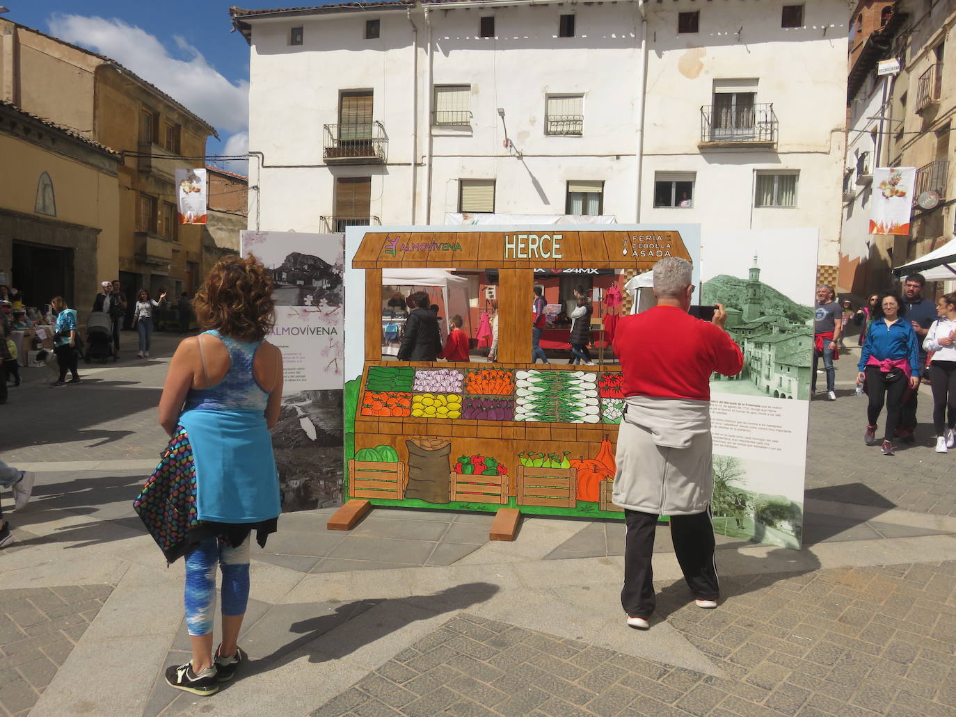 Fotos: Herce reparte 1.300 raciones en la Feria de la Cebolla Asada