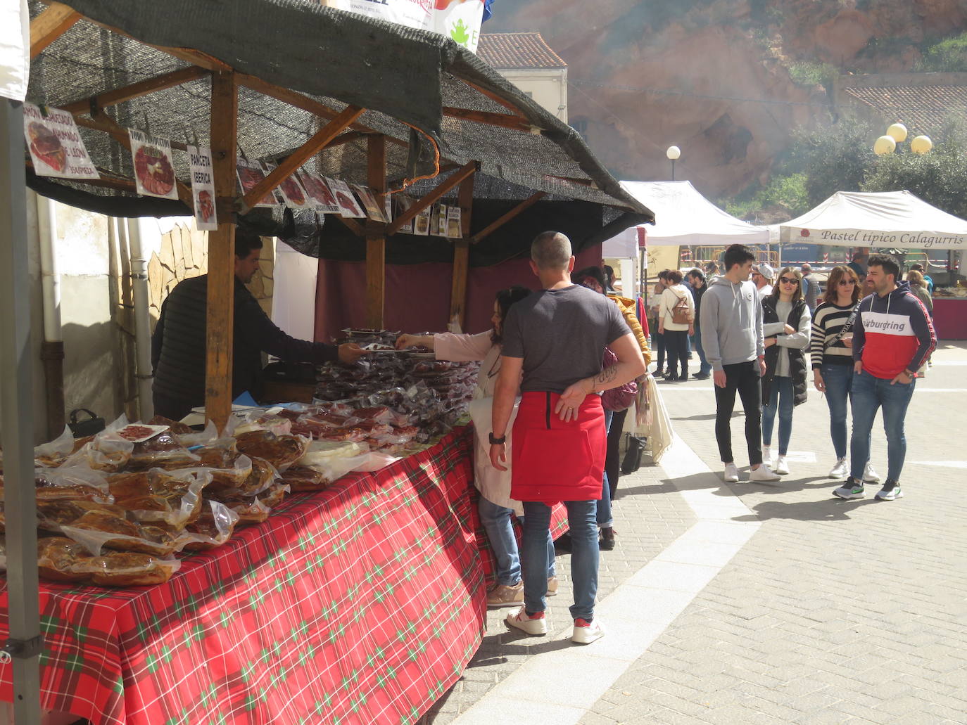 Fotos: Herce reparte 1.300 raciones en la Feria de la Cebolla Asada