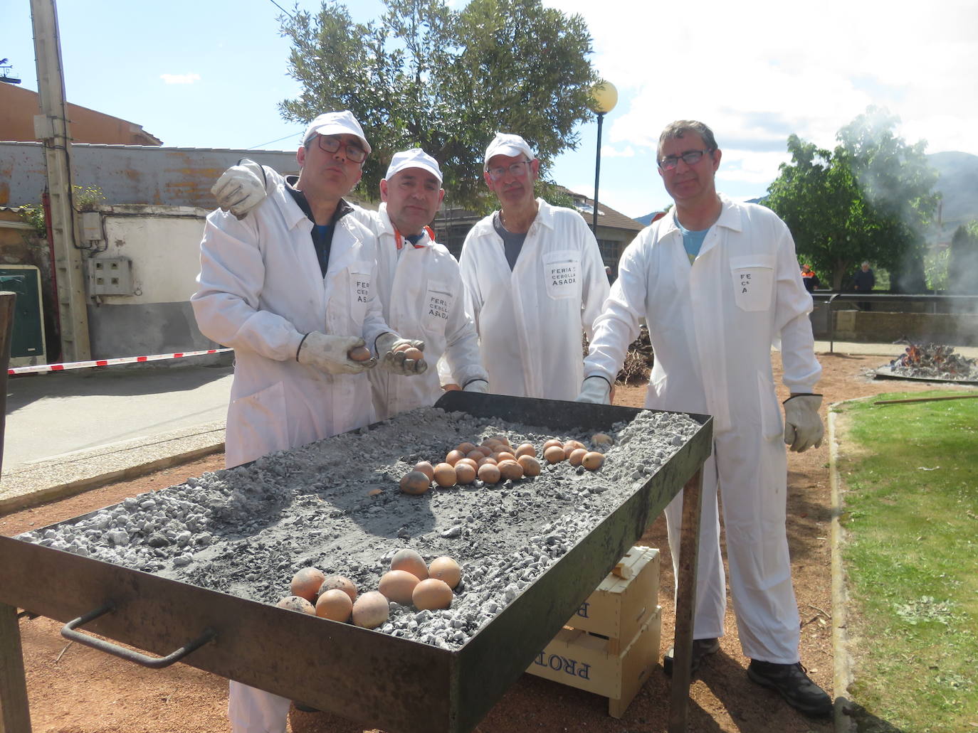 Fotos: Herce reparte 1.300 raciones en la Feria de la Cebolla Asada