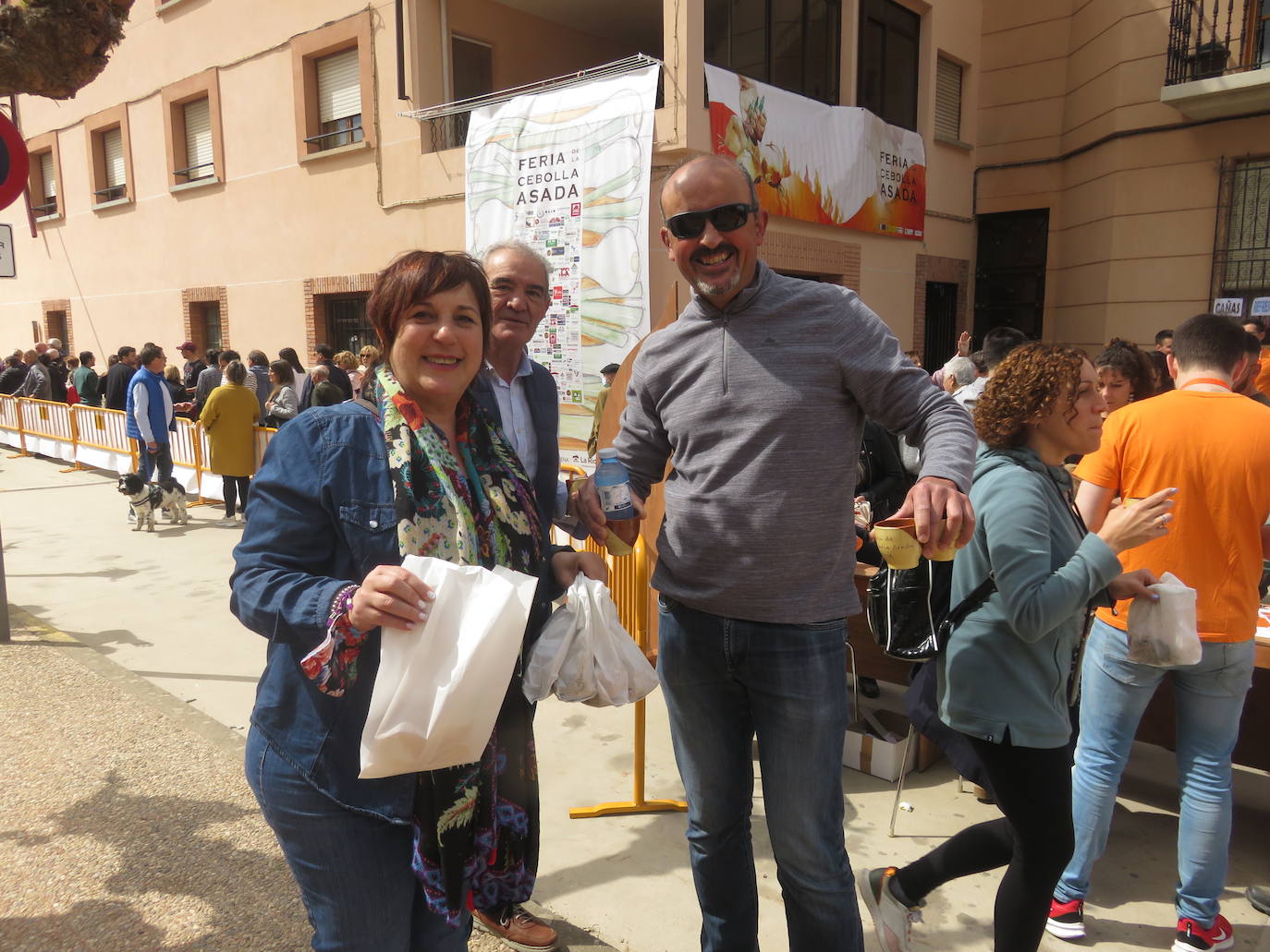 Fotos: Herce reparte 1.300 raciones en la Feria de la Cebolla Asada