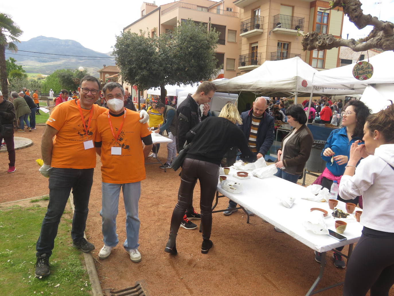 Fotos: Herce reparte 1.300 raciones en la Feria de la Cebolla Asada