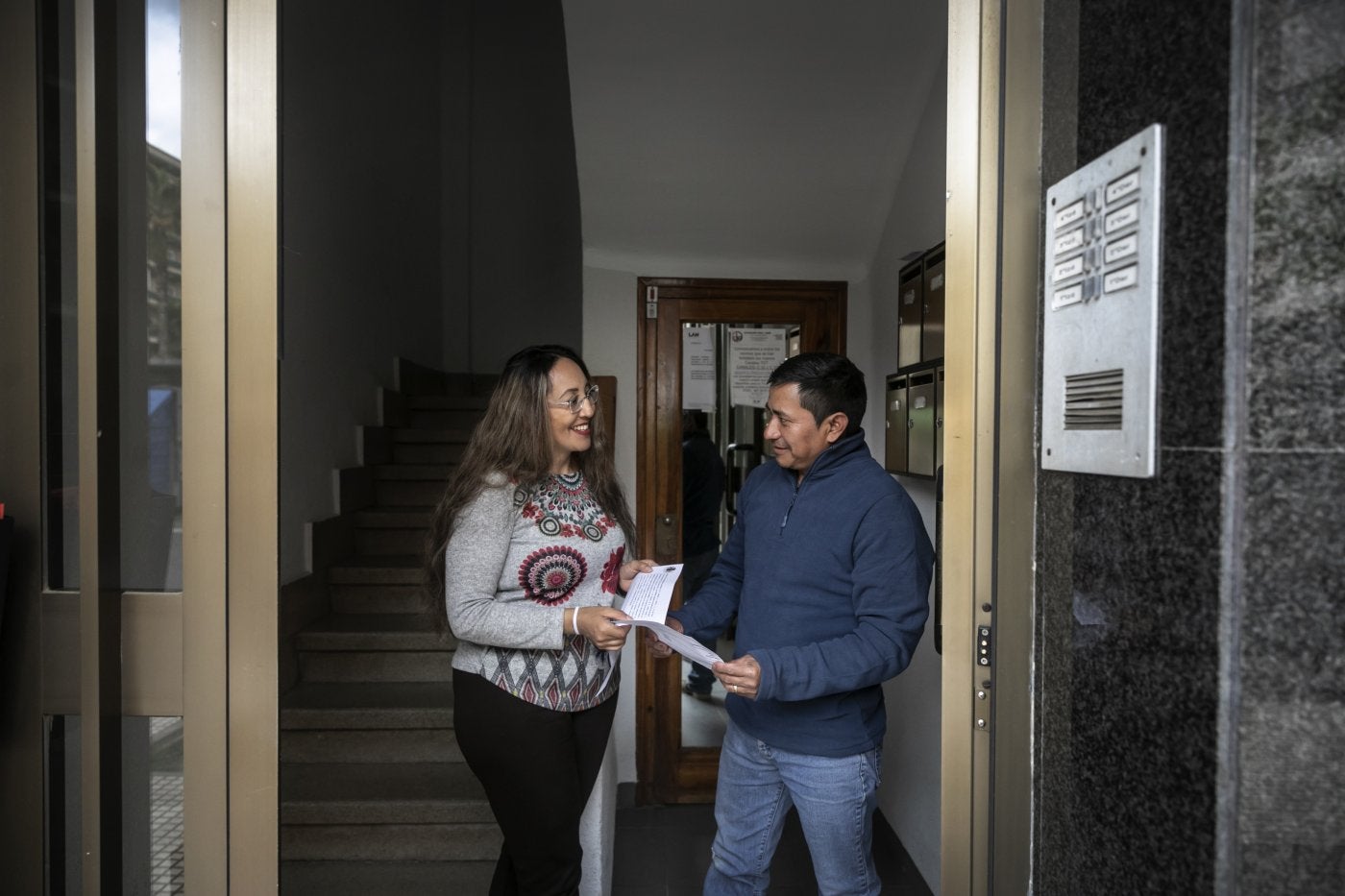 Jenny Moya y Luis Rea, con el auto judicial en el que quedan exonerados del grueso de las deudas que arrastraban. 