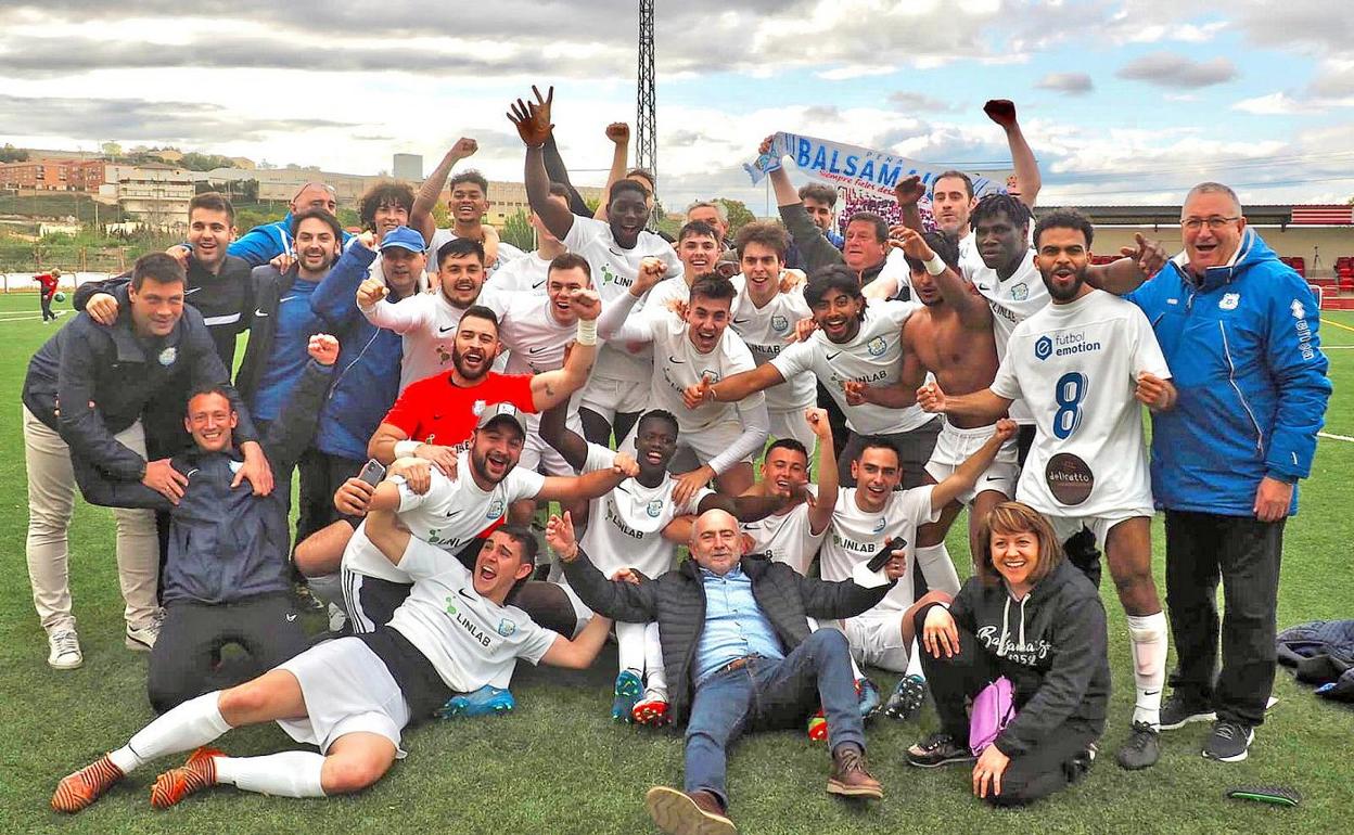 Los jugadores y el cuerpo técnico del Balsamaiso celebran su ascenso tras su victoria contra el Autol en La Mazanera. 