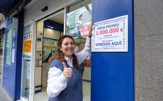 Pilar Esteban posa sonriente en la puerta de la adminsitración de lotería que regenta. 