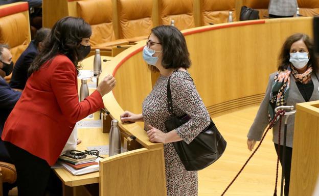 Concha Andreu y Raquel Romero, en el Parlamento