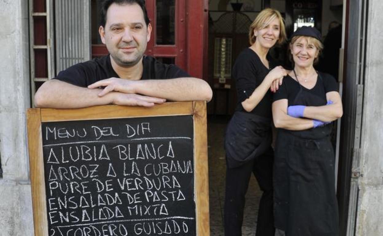 Los empleados de un restaurante muestran el menú del día. 