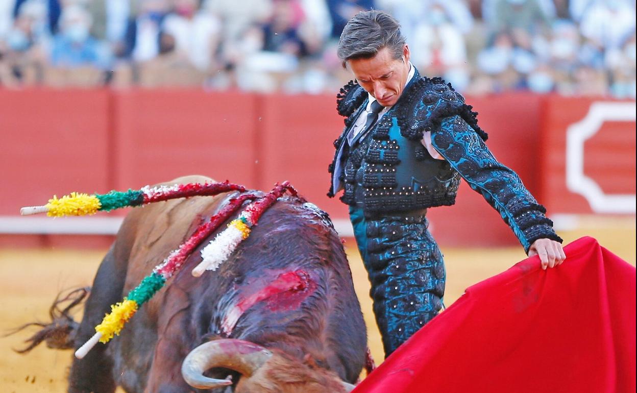 Urdiales, en un natural en la plaza de Sevilla en 2021. 