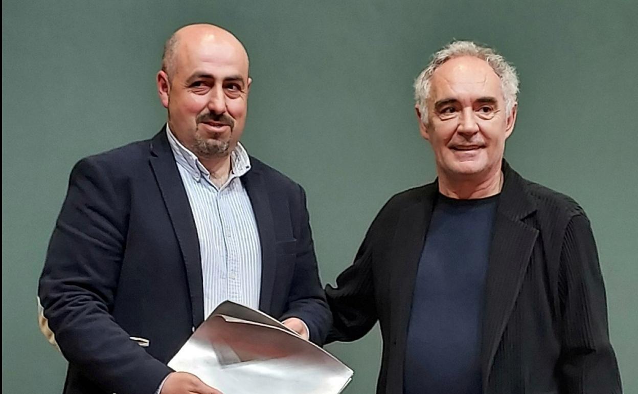 Echapresto recibe el premio de manos de Ferrán Adriá. 