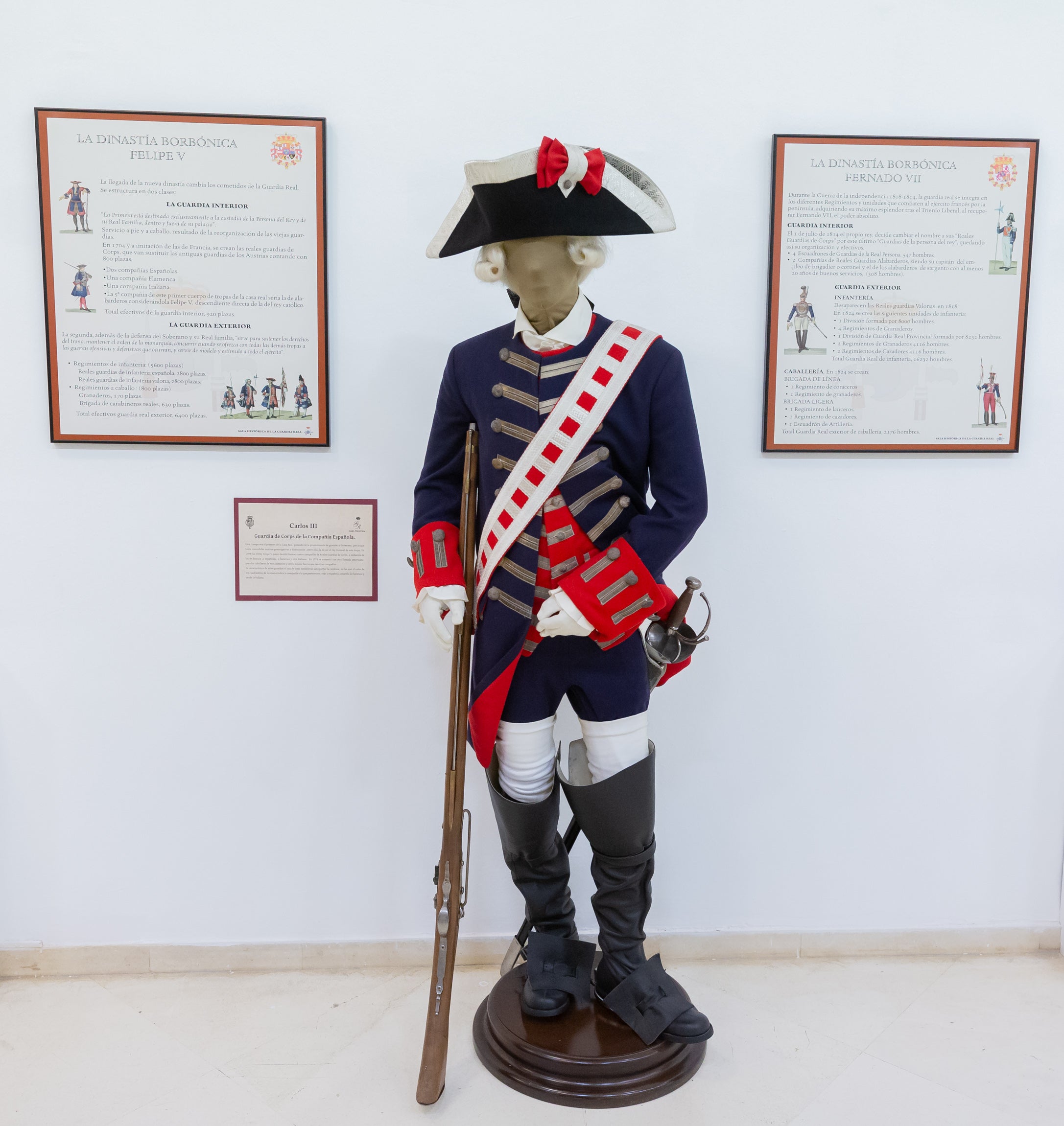 Fotos: La Guardia Real acerca su historia, desde 1504, en una muestra en el Ayuntamiento de Logroño