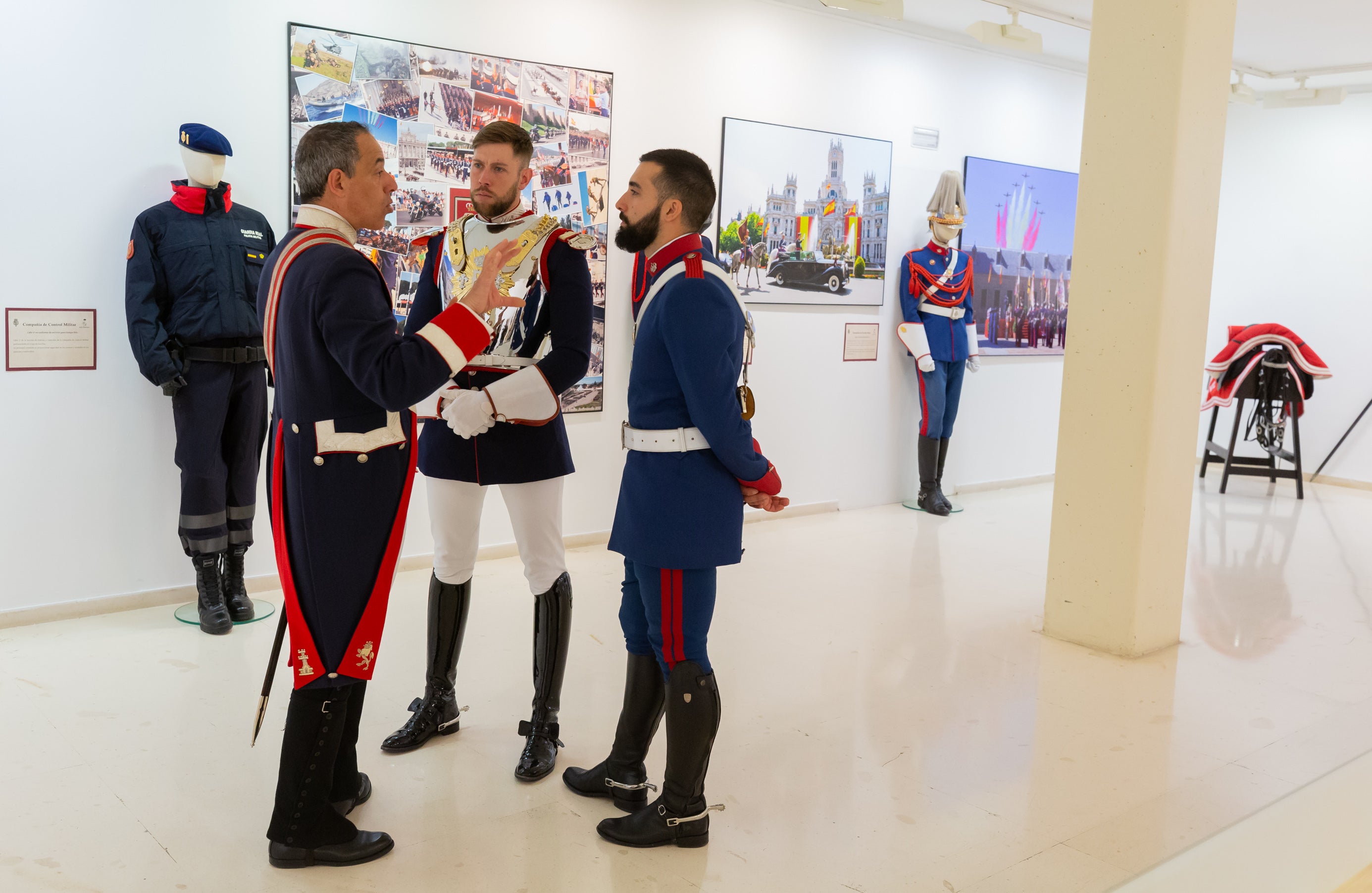 Fotos: La Guardia Real acerca su historia, desde 1504, en una muestra en el Ayuntamiento de Logroño