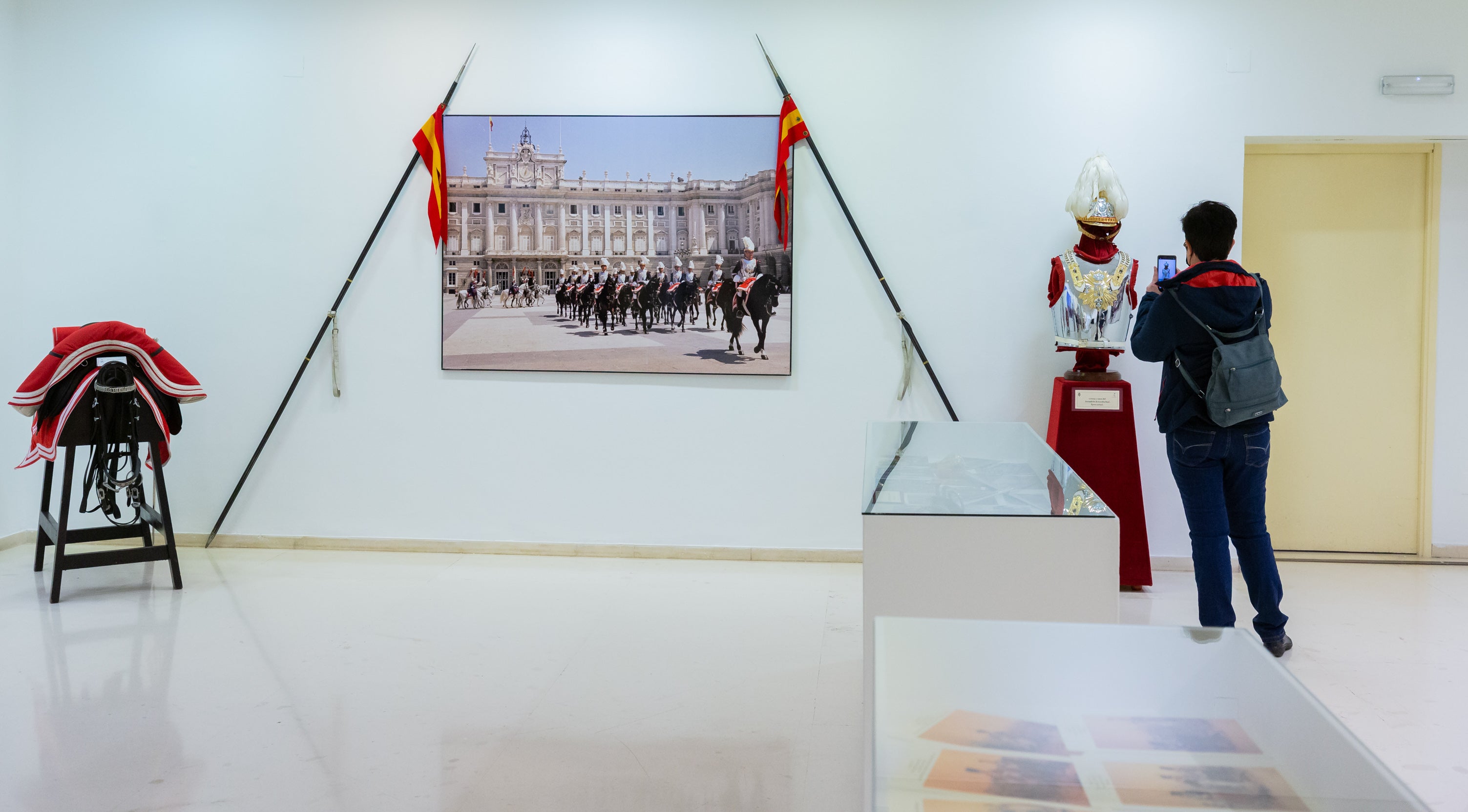 Fotos: La Guardia Real acerca su historia, desde 1504, en una muestra en el Ayuntamiento de Logroño