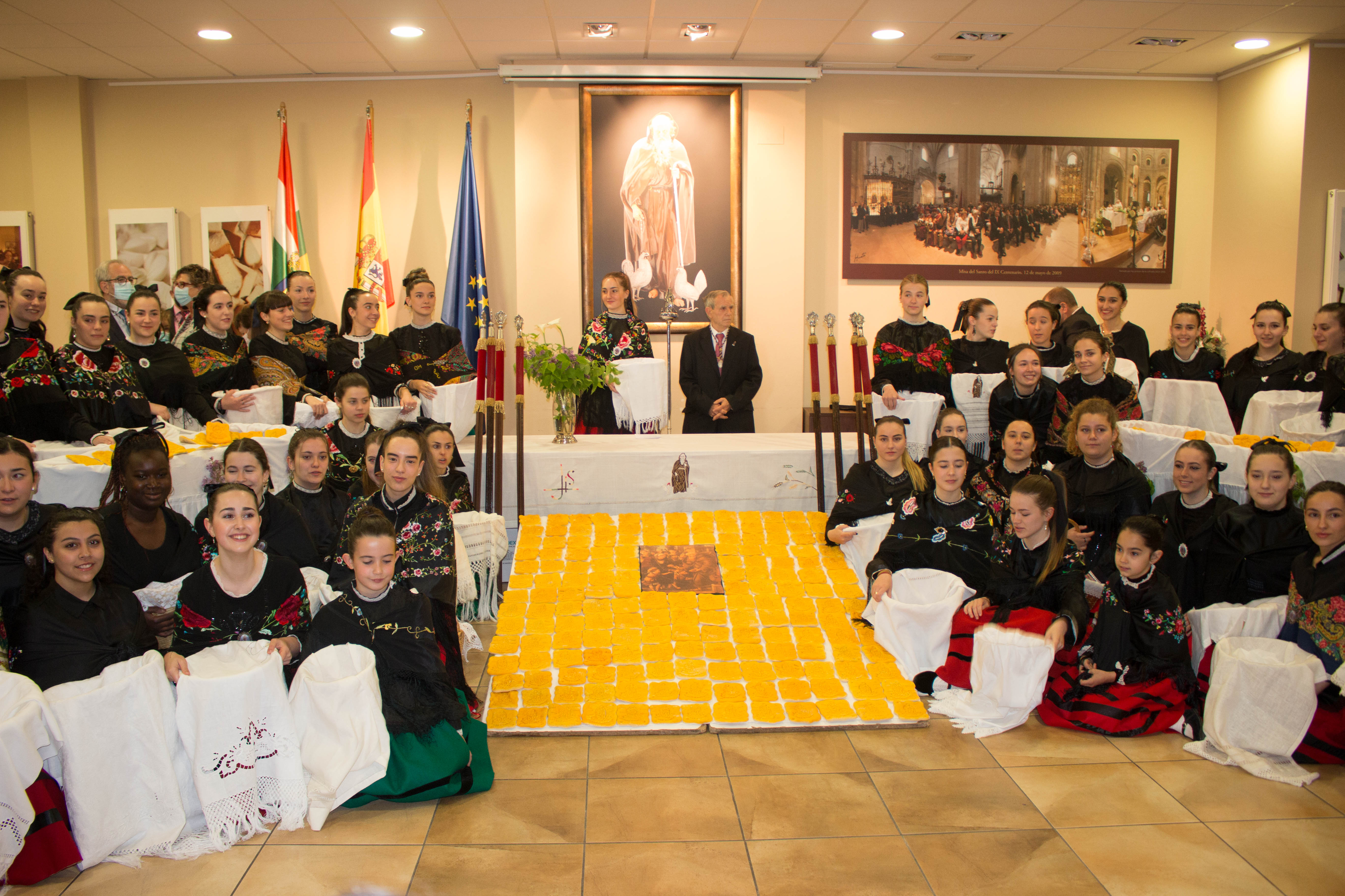 Fotos: La cofradía del Santo y las doncellas reparten en la mañana de este domingo el Pan del Santo