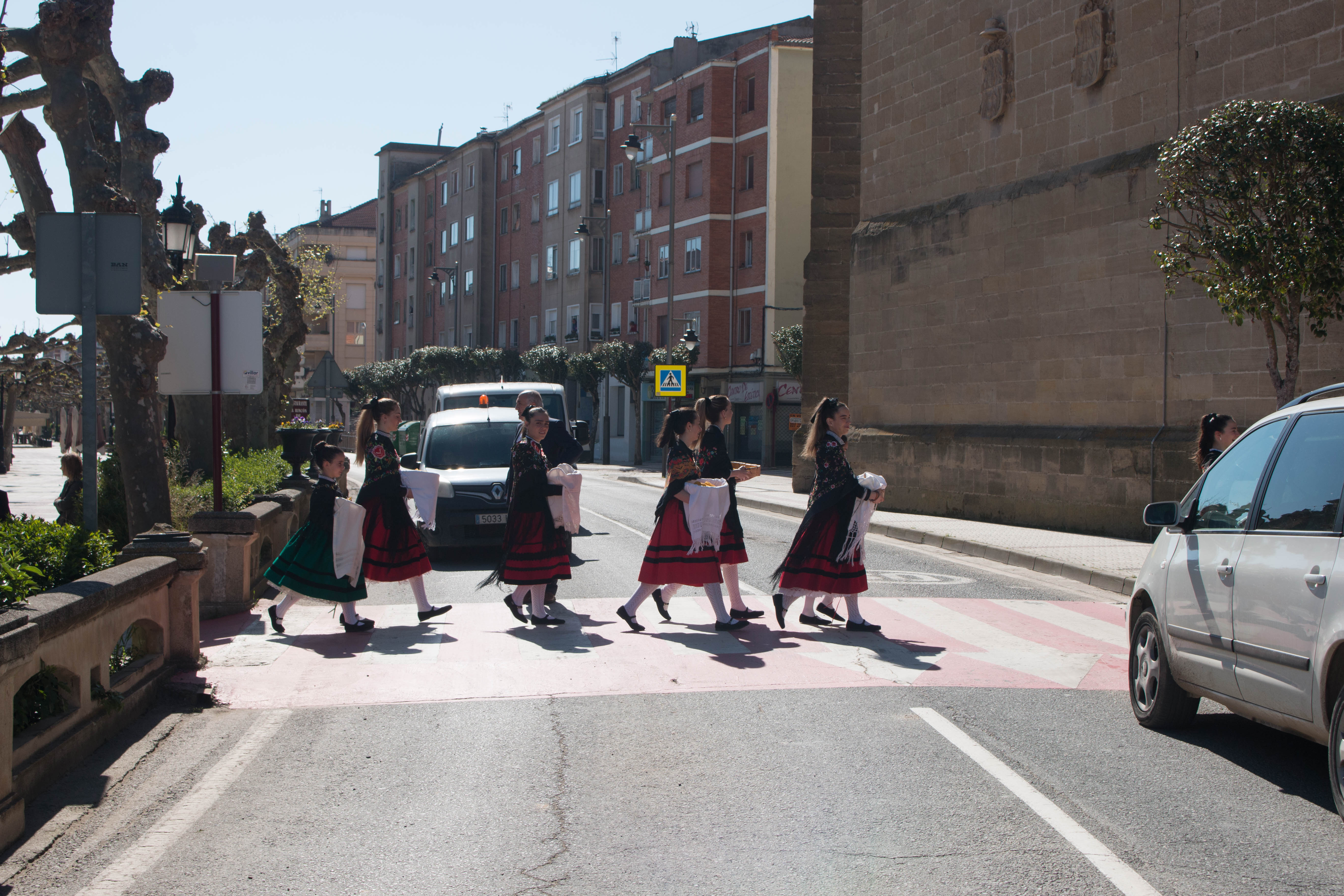 Fotos: La cofradía del Santo y las doncellas reparten en la mañana de este domingo el Pan del Santo