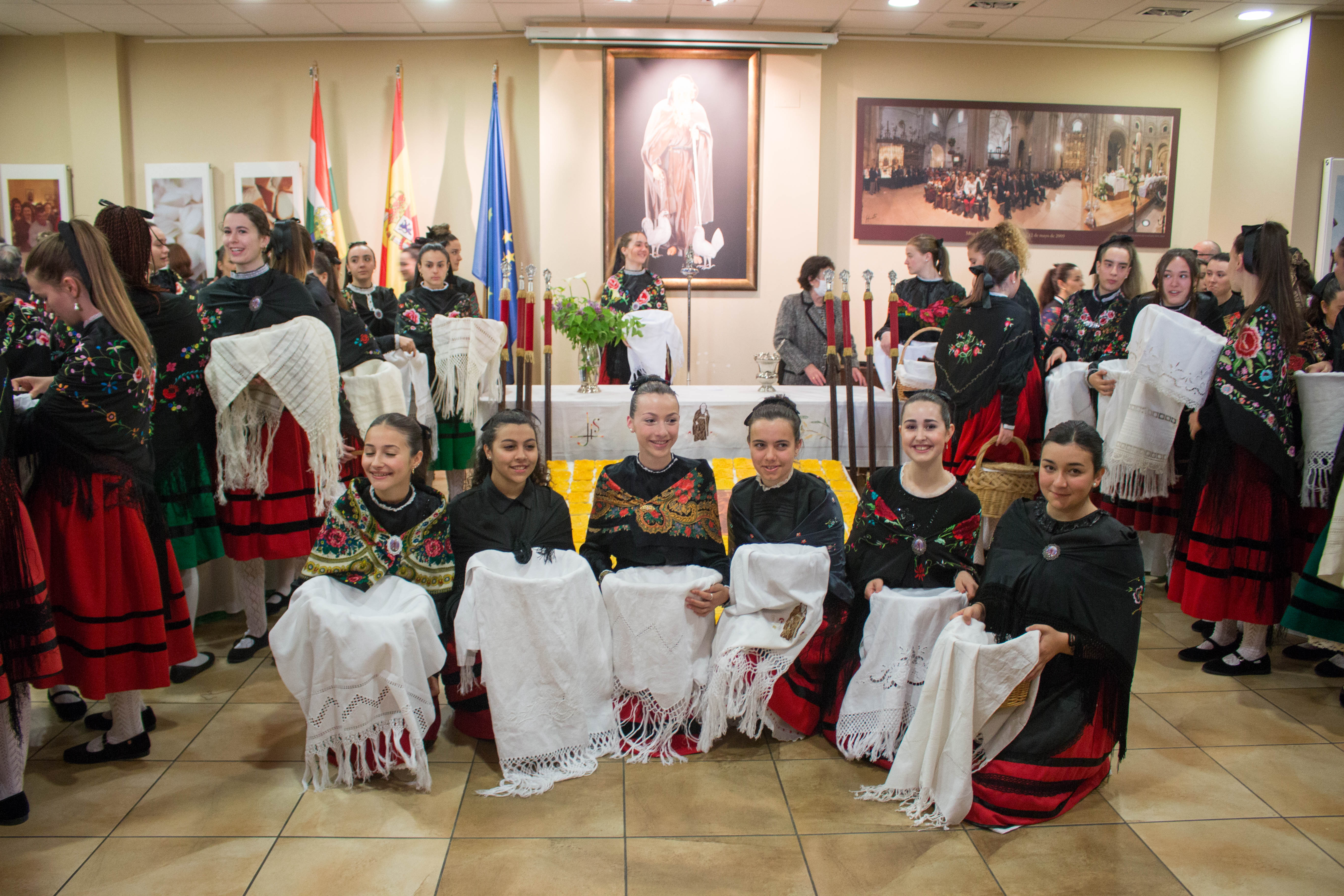 Fotos: La cofradía del Santo y las doncellas reparten en la mañana de este domingo el Pan del Santo