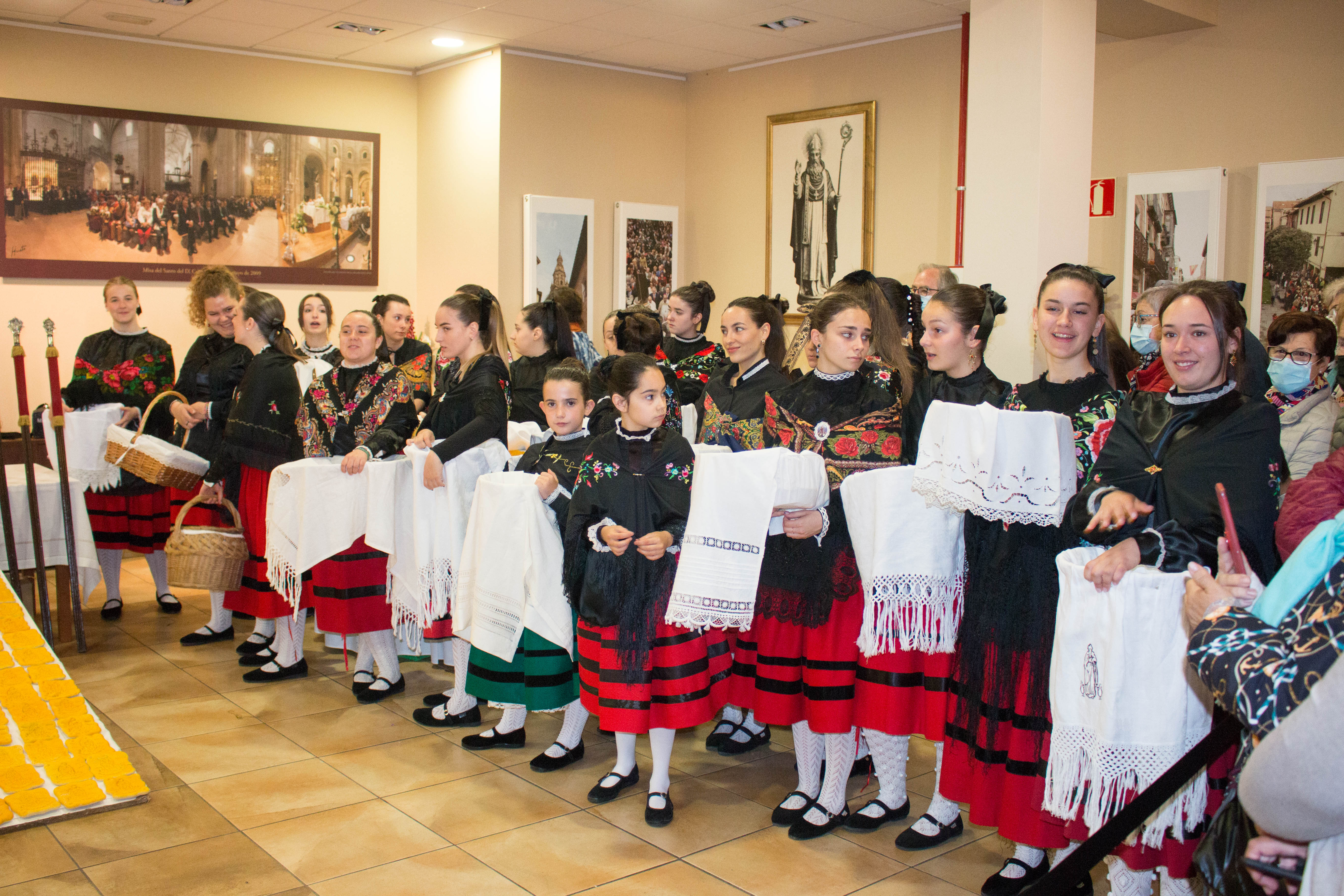 Fotos: La cofradía del Santo y las doncellas reparten en la mañana de este domingo el Pan del Santo