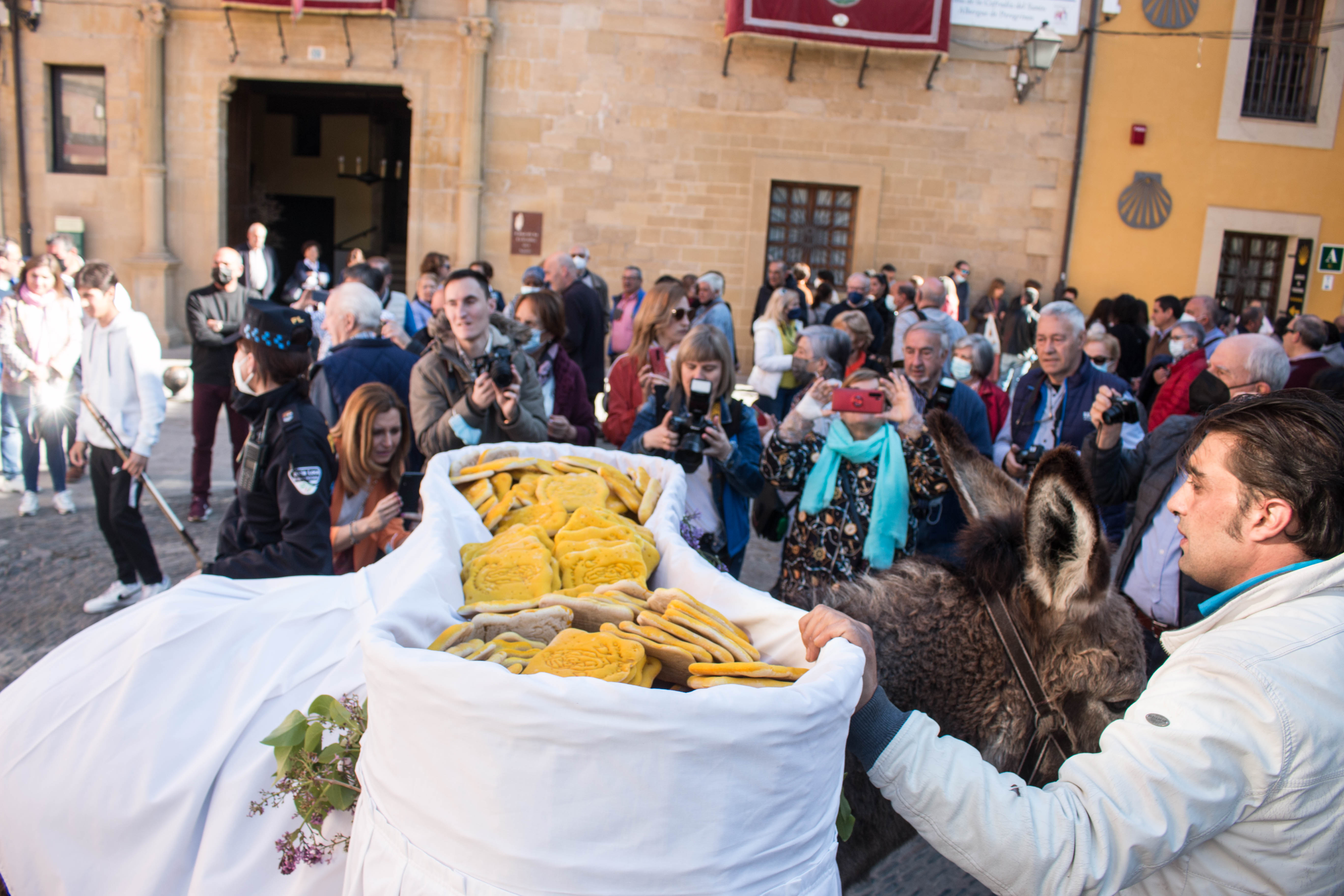 Fotos: La cofradía del Santo y las doncellas reparten en la mañana de este domingo el Pan del Santo