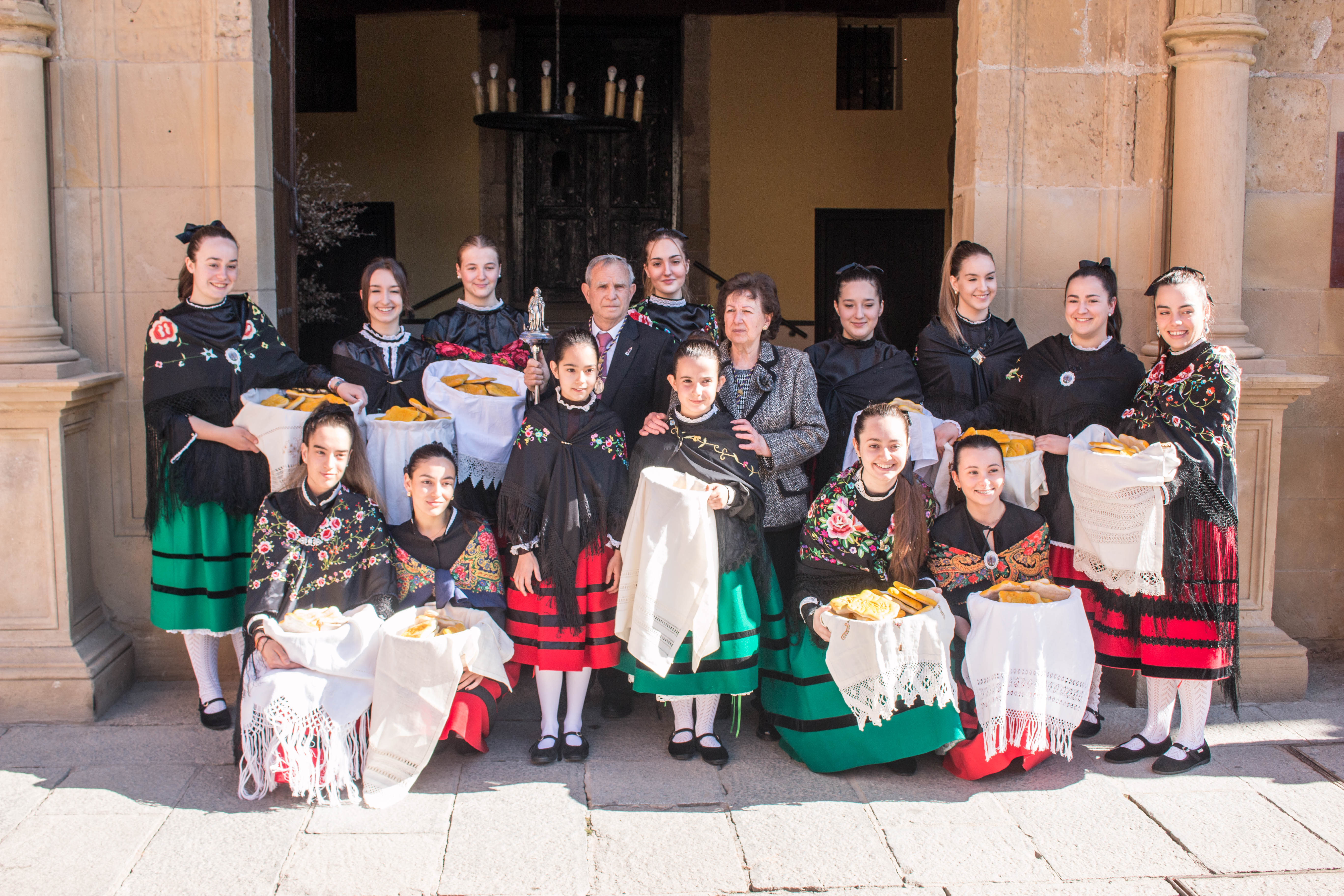 Fotos: La cofradía del Santo y las doncellas reparten en la mañana de este domingo el Pan del Santo