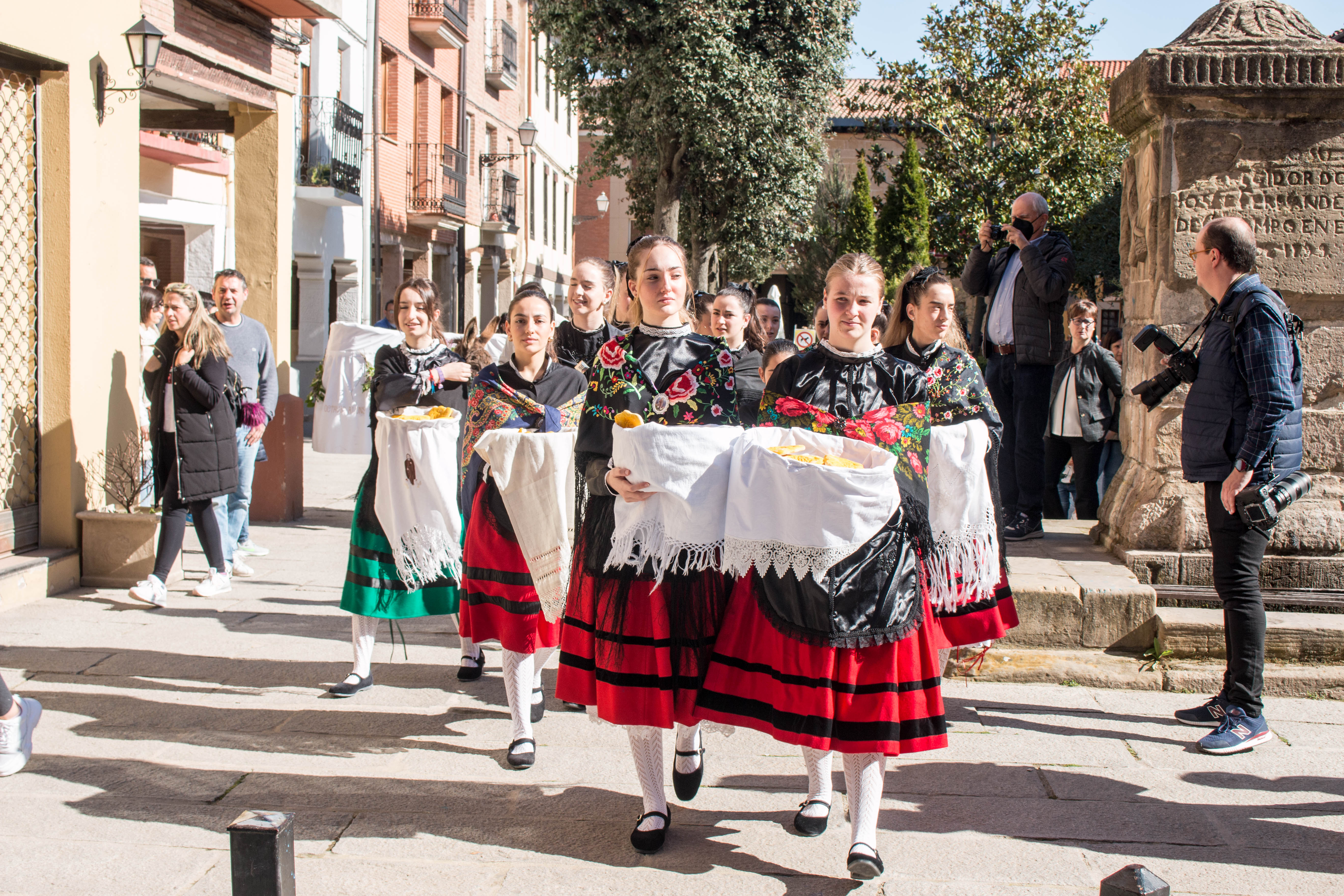 Fotos: La cofradía del Santo y las doncellas reparten en la mañana de este domingo el Pan del Santo