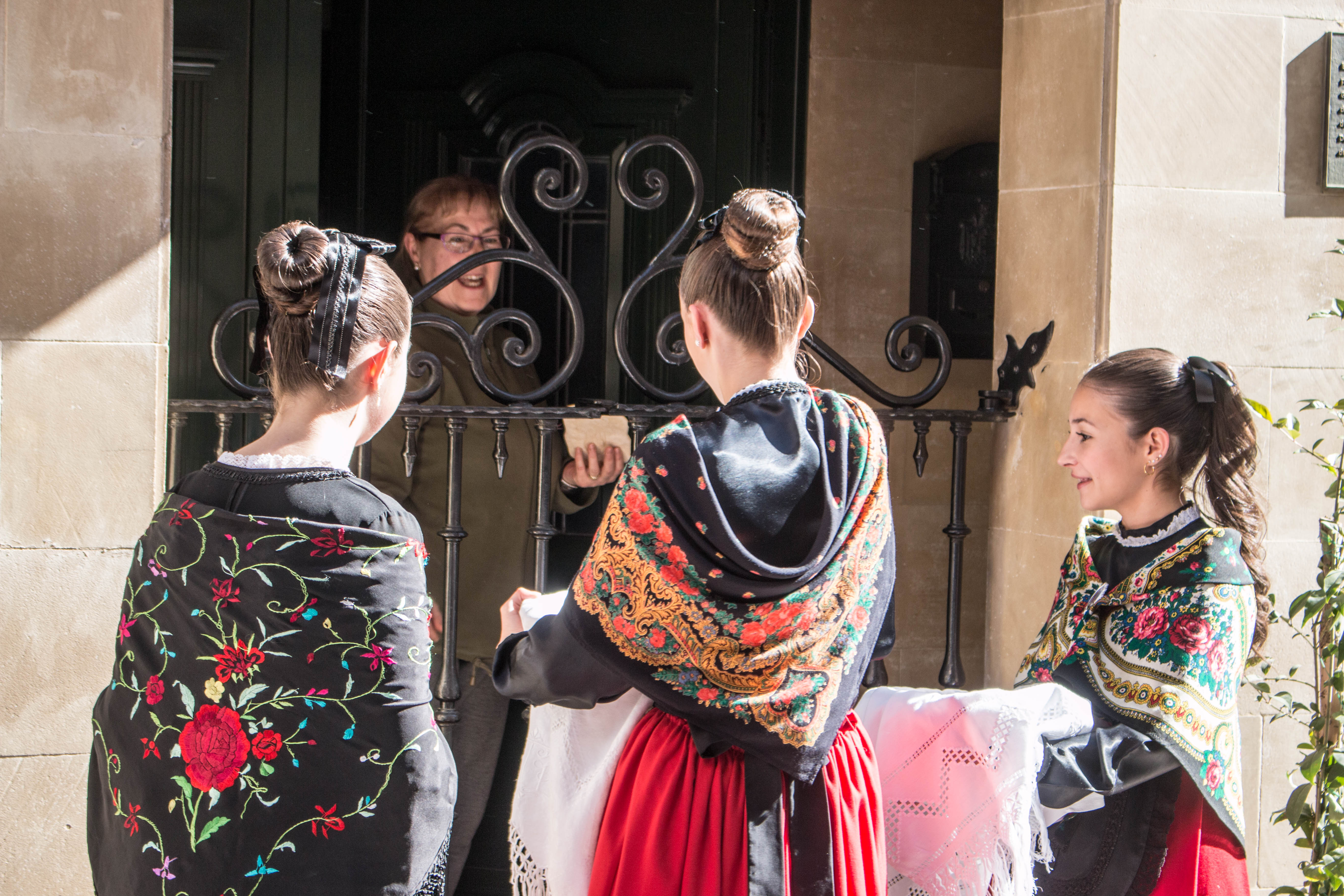 Fotos: La cofradía del Santo y las doncellas reparten en la mañana de este domingo el Pan del Santo