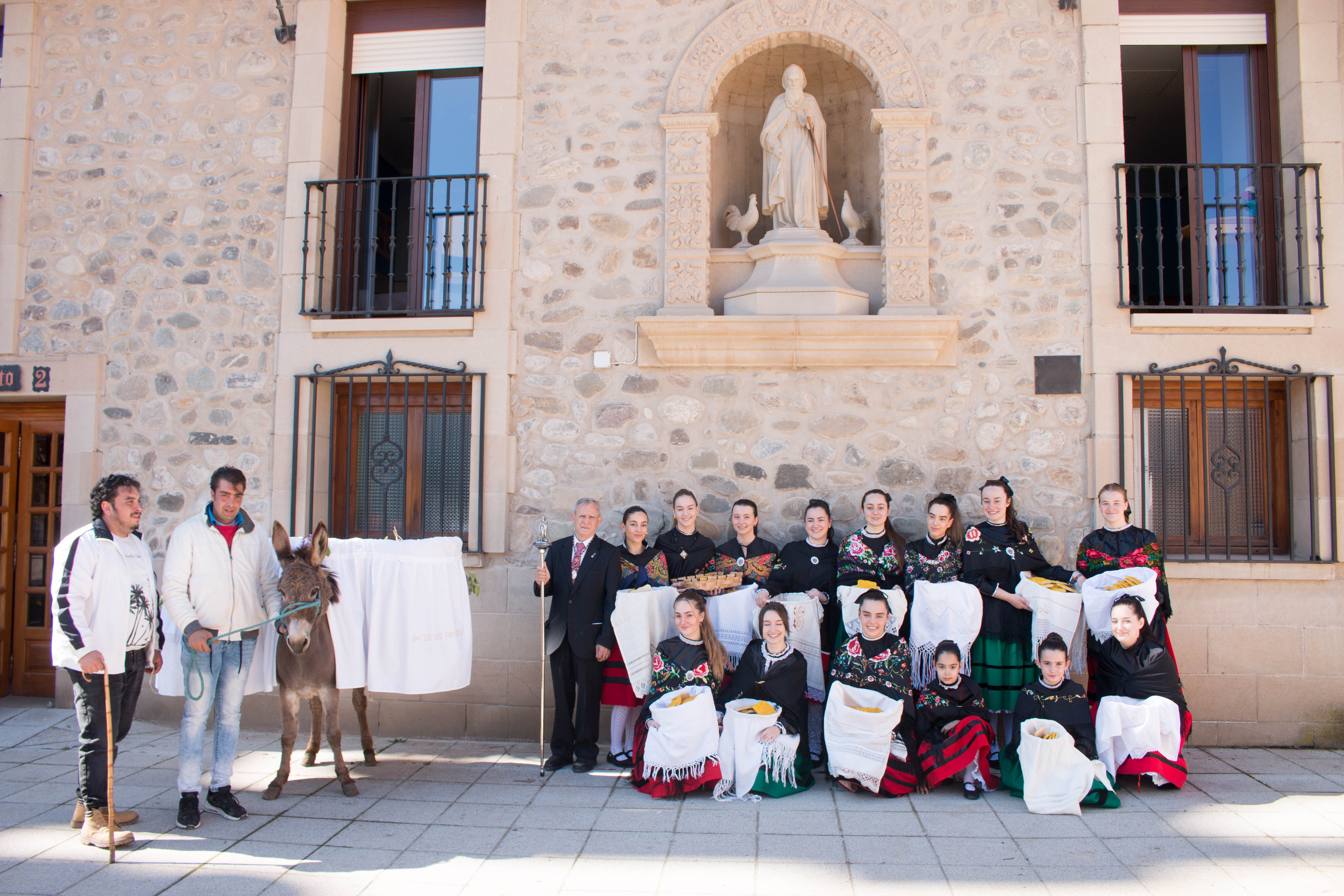 Fotos: La cofradía del Santo y las doncellas reparten en la mañana de este domingo el Pan del Santo