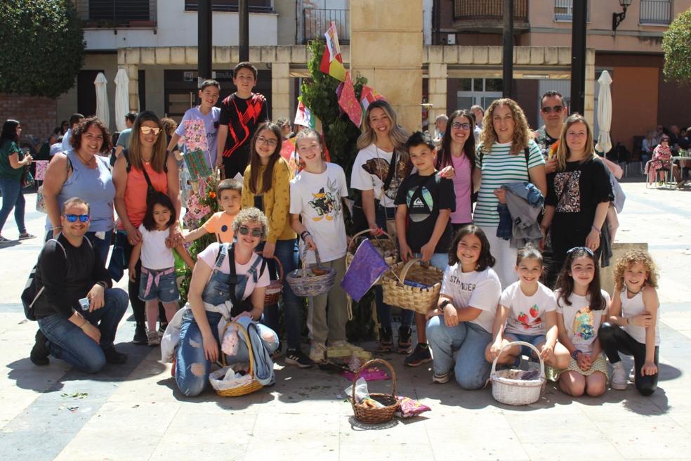 Padres e hijos de 'El Equipo Loco', ganador del concurso de Los Mayos de Lardero de 2022. 