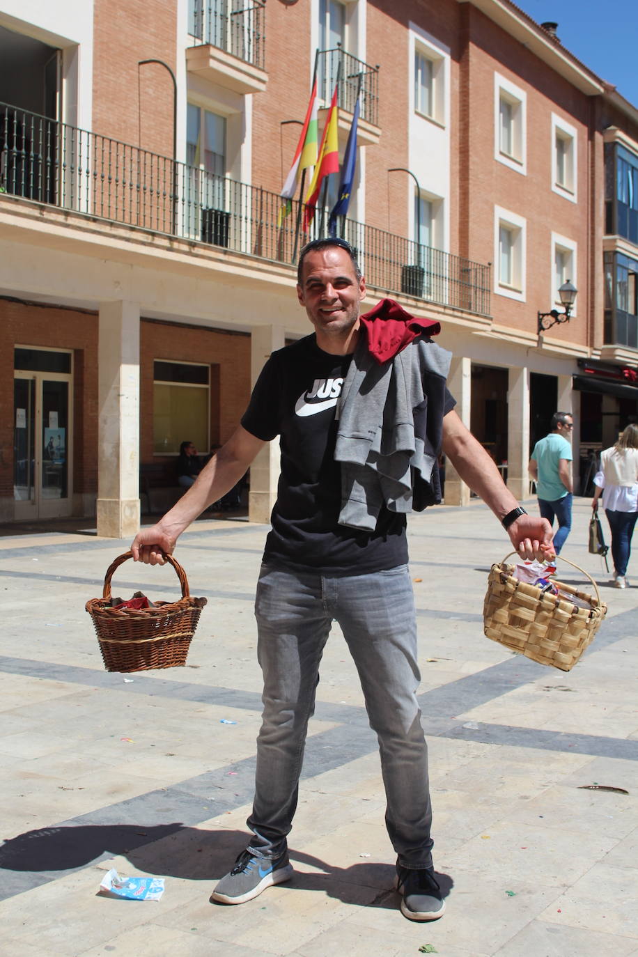 Fotos: Los Mayos de Lardero hacen bullir la plaza