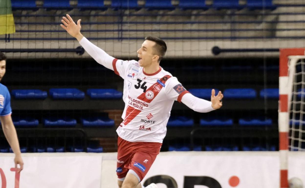 David Cadarso celebra un tanto ante el Atlético Valladolid. 