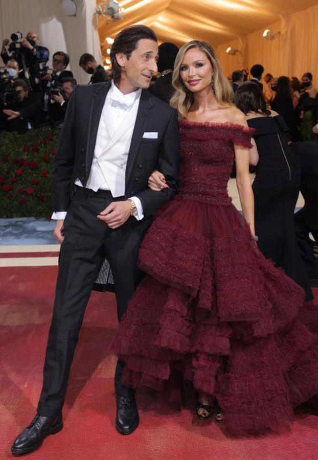 El actor Adrien Brody y la diseñadora de moda Georgina Chapman.