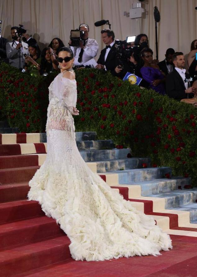 Rosalía regresó a la gala con un vestido de Givenchy con un original corpiño. 